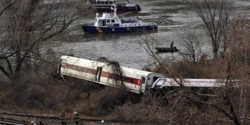 Un train de banlieue déraille à New York : quatre morts,des dizaines de blessés Les-eq10