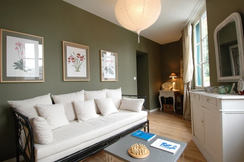 besoin de vos avis,conçernant la couleur des murs du salon et eventuellement des canapés et meubles:) 09022010