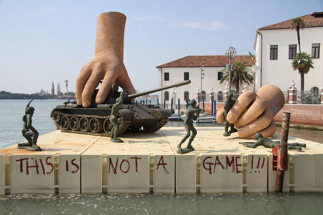 This is Not a Game (Lorenzo Quinn) : une scuplture présentée à Venise Lorenz10