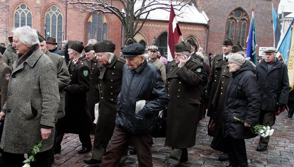 Défilé d’anciens Waffen SS à Riga. Ss-tet10