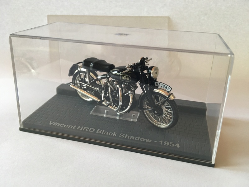 [ALTAYA] Collection LES MOTOS CLASSIQUES VINCENT HRD BLACK SHADOW 1954 1/24ème Img_0510
