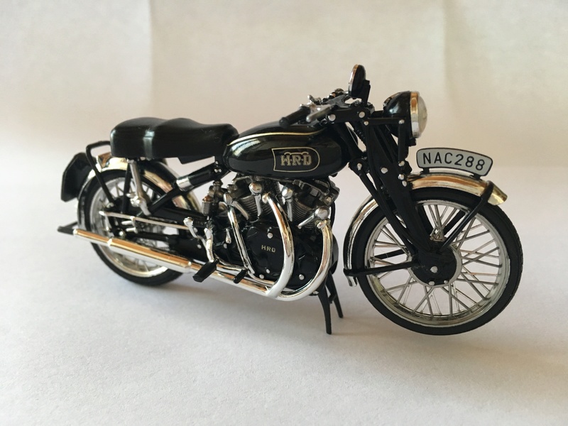 [ALTAYA] Collection LES MOTOS CLASSIQUES VINCENT HRD BLACK SHADOW 1954 1/24ème Img_0511