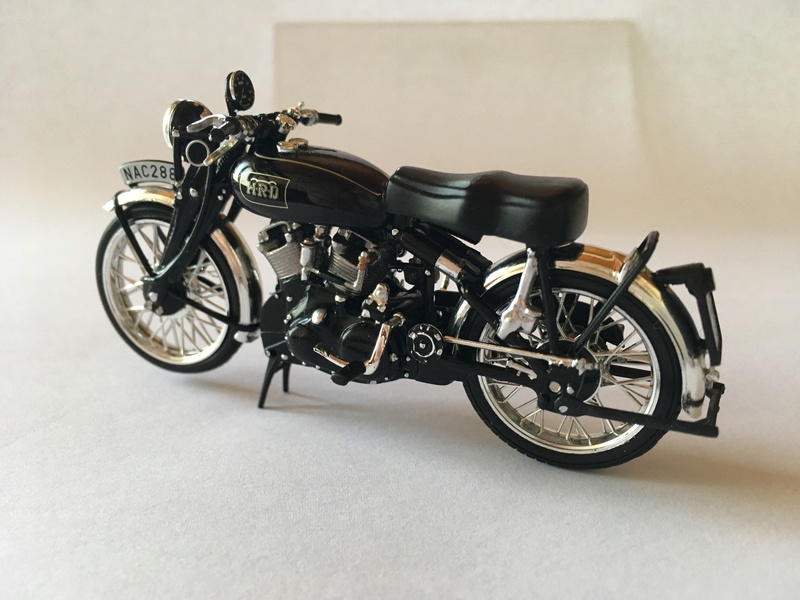[ALTAYA] Collection LES MOTOS CLASSIQUES VINCENT HRD BLACK SHADOW 1954 1/24ème Img_0512