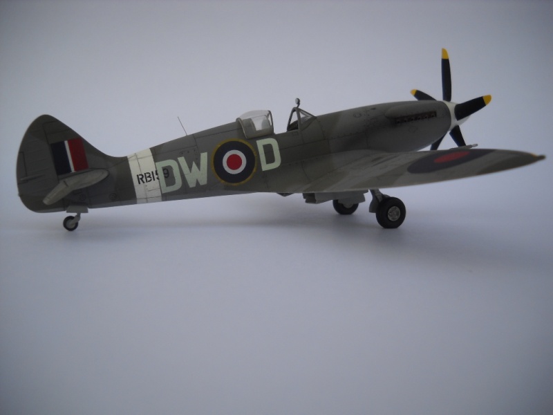 Spitfire Mk XIVc, Academy 1/72. Dscn3634