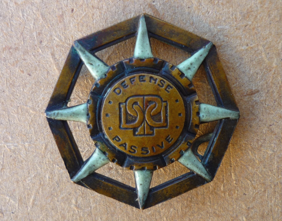 Insignes et médailles de la Défense Passive Insign17