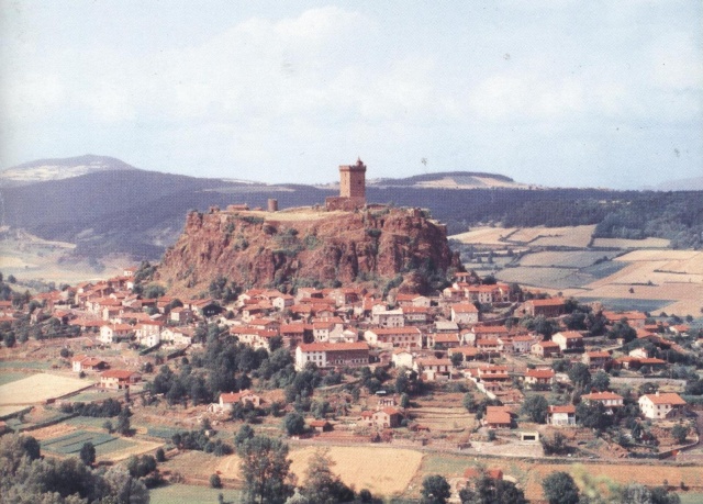 Le château forteresse et le village de Polignac 0011510