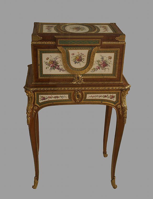 Ebénistes et menuisiers, l'art du meuble au XVIIIe siècle 	 Coffre10