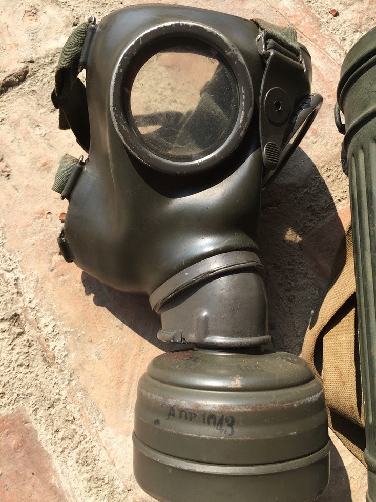 German camo gasmask in light green  04810