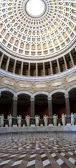 Le monument qui célèbre les défaites de Napoléon. 150px-10