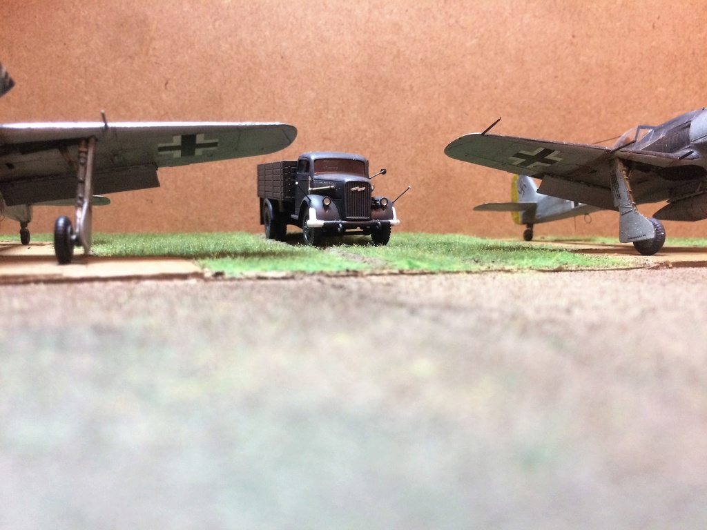 FW 190A8 - EDUARD ROYAL CLASS + Brassin -1/72 + projet diorama (Trois avions terminés) - Page 5 Img_7632