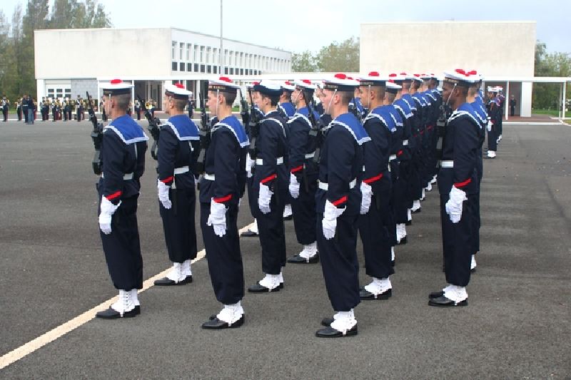 Une jeune-fille élève fusilier marin... 469