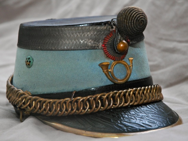 Les shakos et autres coiffes en tissu portés par les chasseurs à cheval  Digo13