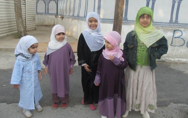 Pour la secrétaire d’État Marlène Schiappa, interdire le voile islamique à l’école est contraire à la laïcité Enfant10