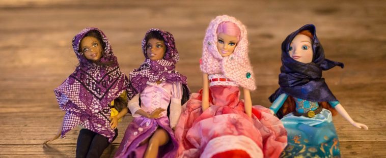 Une Américaine non musulmane lance une collection de hijabs pour les poupées Barbie Hijba-10