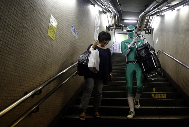 [Actu] Un super-héros japonais aide les habitants de Tokyo ! Japan-10