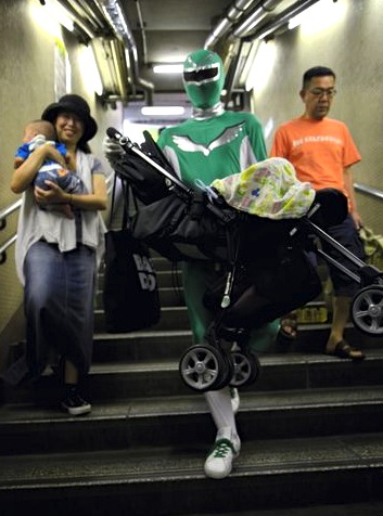 [Actu] Un super-héros japonais aide les habitants de Tokyo ! Power_10