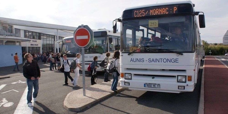 sans raison, il conduit le car scolaire au milieu des parcs à huîtres Les-bu10