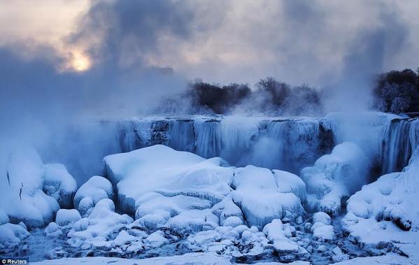 صور تجمُّد مياه شلالات نياجرا شرق الولايات المتحدة الأمريكية ومناظر فائقة الجمال 00111