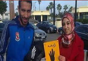 صورة لأبوتريكة في المغرب مع مشجعة مغربية ترفع شعار «رابعة» تفجر غضب المصريين 13120810