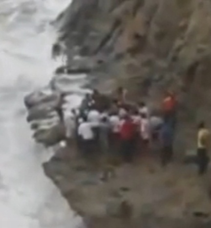 فيديو : نجاة شاب من موت محقق في بحر سيدي موسى بضواحي سلا 225