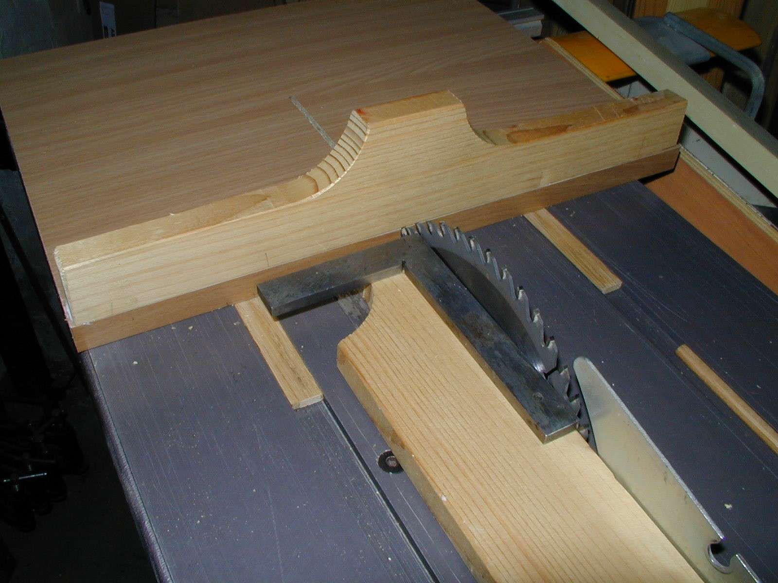Un traineau de scie (table saw sled) 91150016