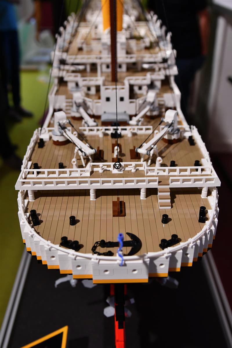 Réalisation d'une grande maquette en Lego de 60 000 pièces Titan328