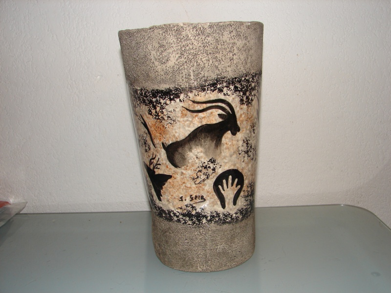 Vase grès dessin préhistoire signé  Dsc07311