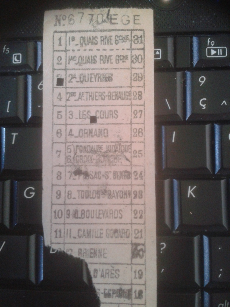 des ptits trous, des ptits trous... Ticket de transport Bordelais.  2014-010