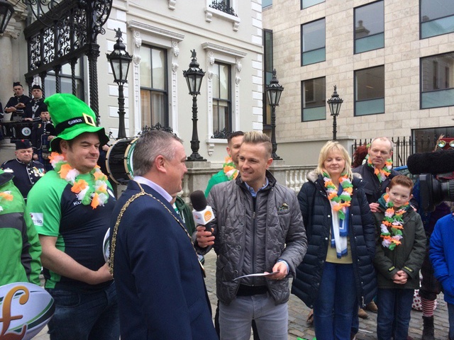 Nicky en Good Morning Britain festejando St. Patrick’s Day 035510