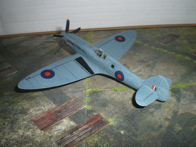 [Airfix] Spitfire  PR XIX, 551 Squadron, RAF Benson 1944/45. Imgp0158