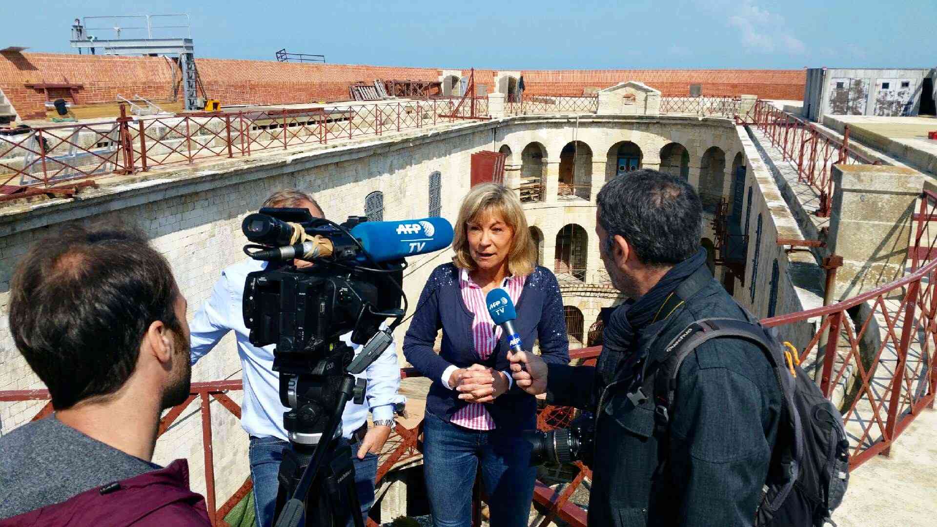 Photos des tournages Fort Boyard 2017 (production + candidats) 18238110