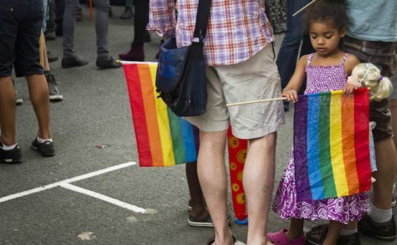 Vidéo-Info : "Totalitarisme gay au Canada : l'Ontario adopte une loi permettant d'arracher les enfan Ob_7e510