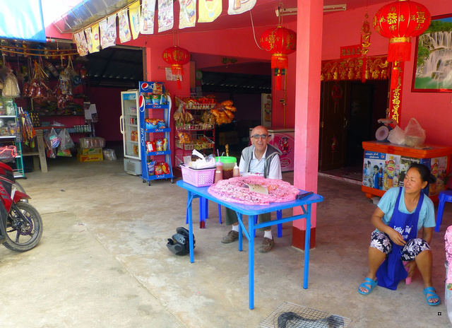 Un petit temple, sans doute unique en Thaïlande. P1130710