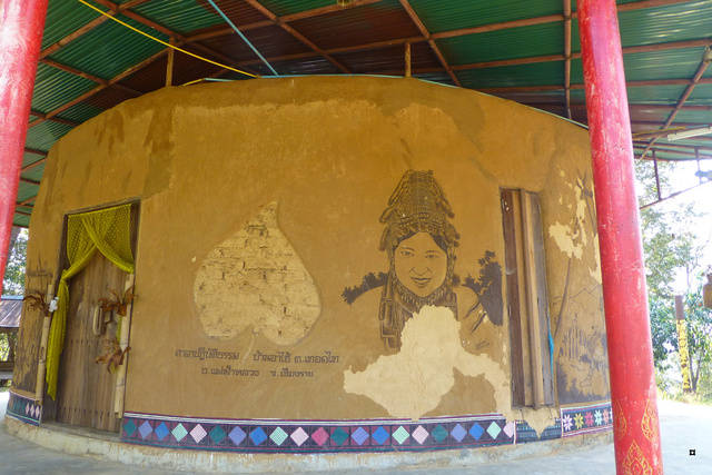 Un petit temple, sans doute unique en Thaïlande. P1130717