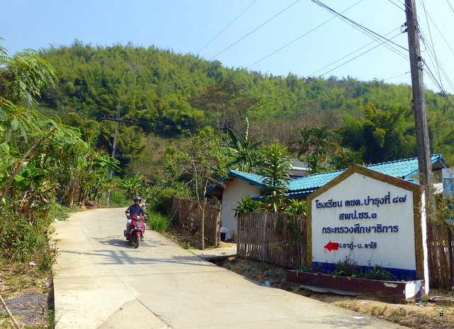 Un petit temple, sans doute unique en Thaïlande. P1130721