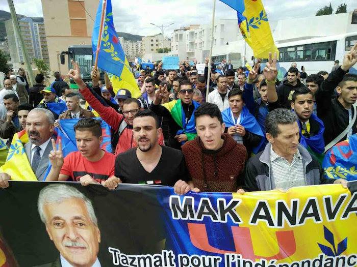  imposante marche du MAK pour réclamer l’indépendance de la kabylie à Bgayet 20 avril 2017 - Page 2 2811