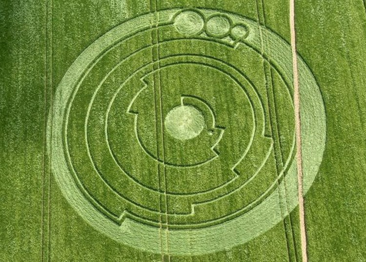 la monnaie digitale controversée bitcoin a un crop circle sur une face 14717910