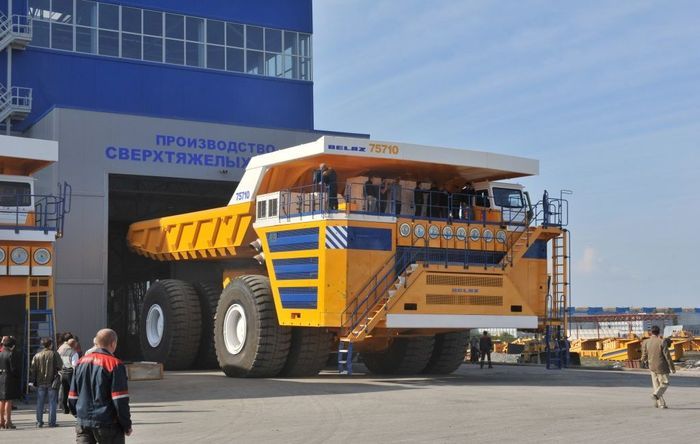 Un ""petit"" DUMPER minier de fabrication biélorusse. Belaz-11