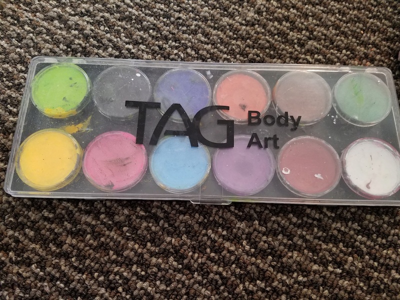 HUGE LOT of FACE PAINTS 20170547