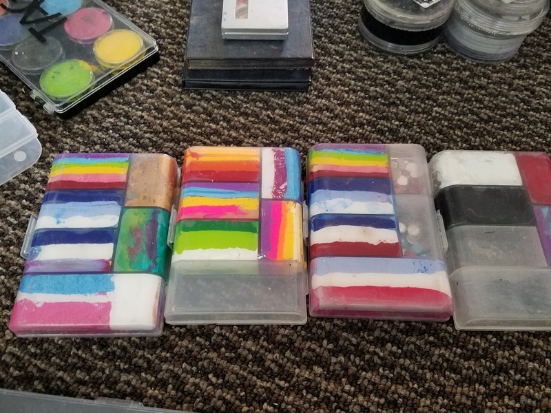 HUGE LOT of FACE PAINTS 20170552