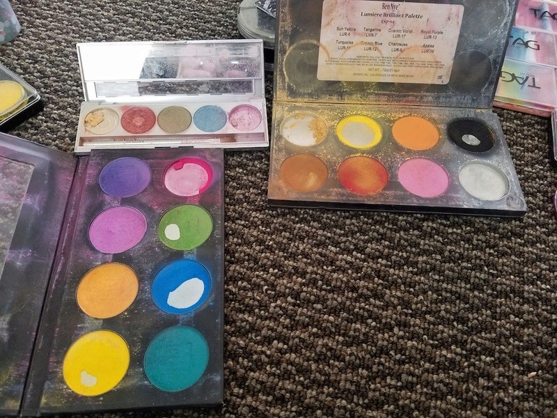 HUGE LOT of FACE PAINTS 20170553