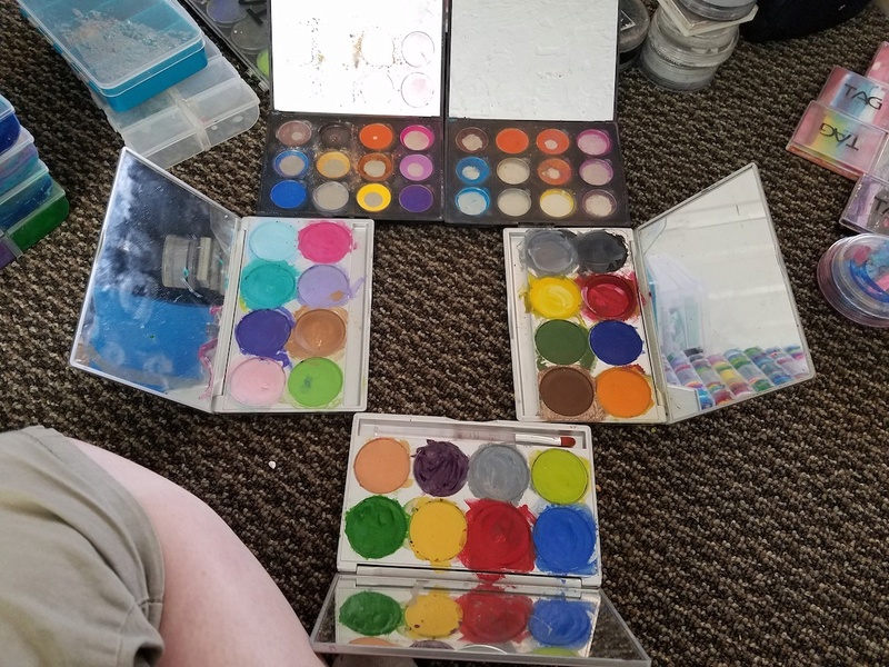 HUGE LOT of FACE PAINTS 20170554