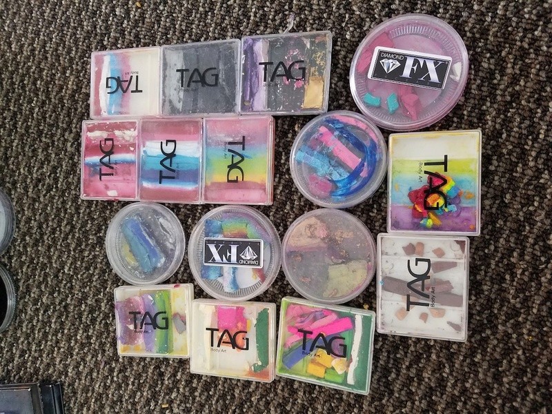 HUGE LOT of FACE PAINTS 20170557