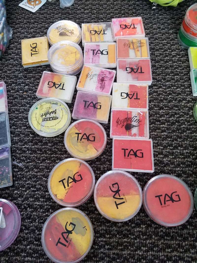 HUGE LOT of FACE PAINTS 20170564