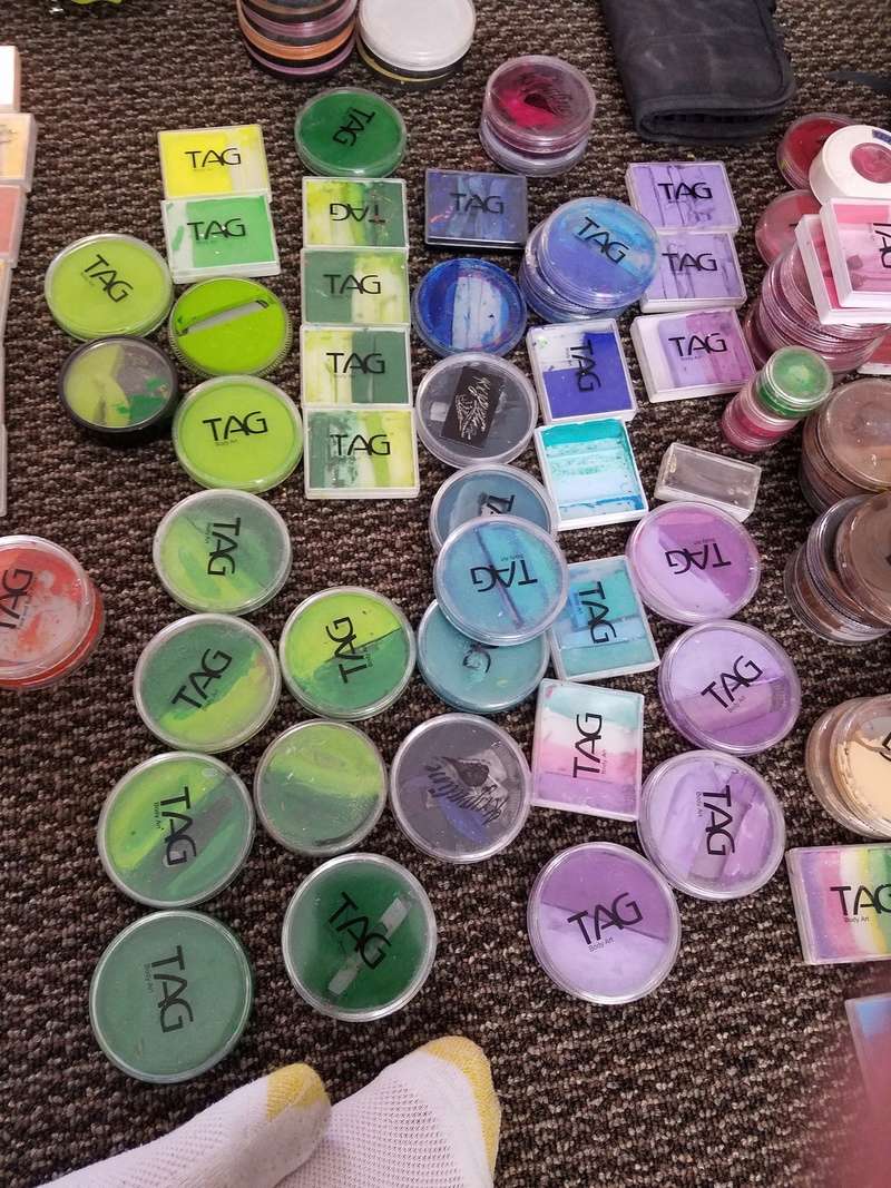 HUGE LOT of FACE PAINTS 20170565