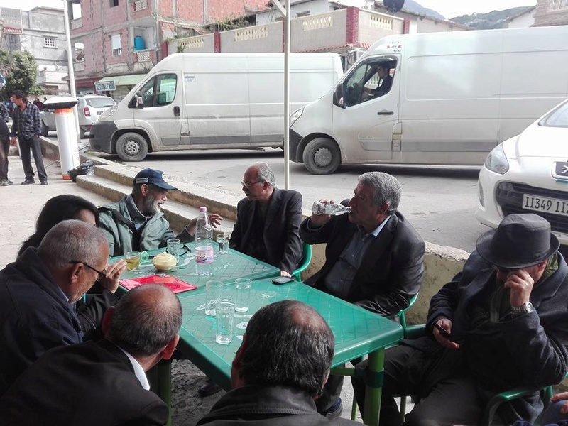 Younes Adli dédicace " la pensée kabyle" au niveau de la cafeteria "Titanic" à Aokas le samedi 04 mars 2017 1341