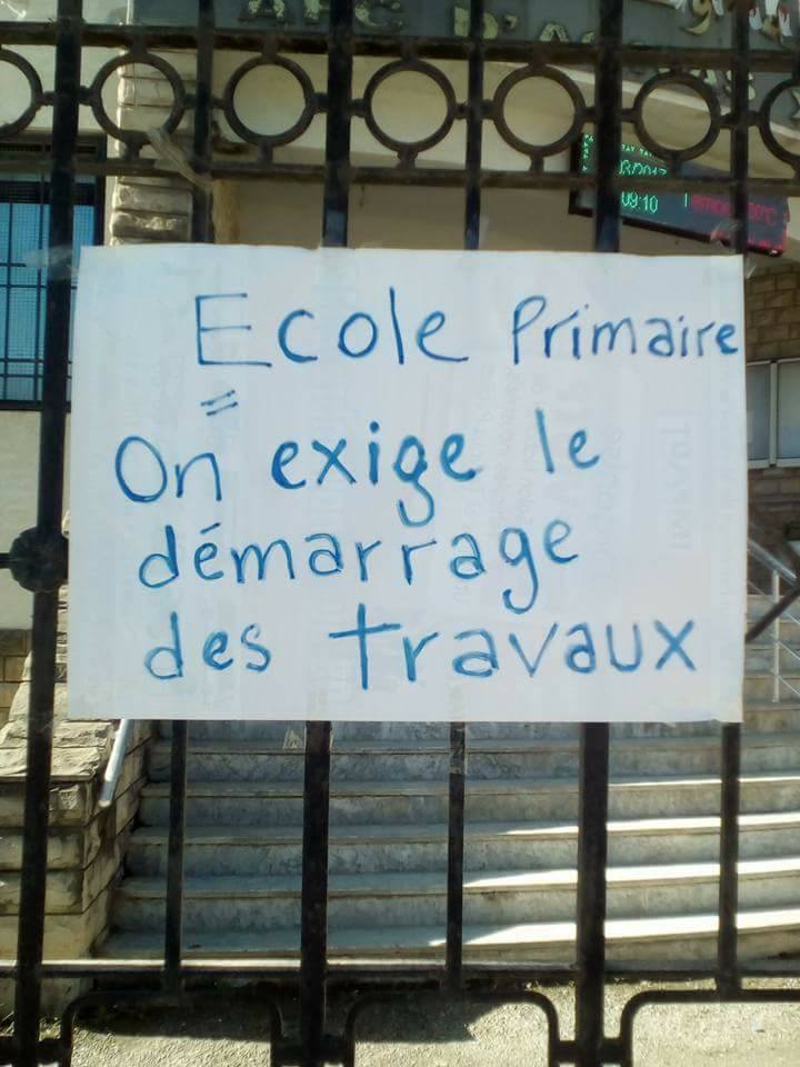 Les citoyens du village Aguemoune ferment le siège de l'APC d'Aokas, dimanche 26 mars 2017 1549