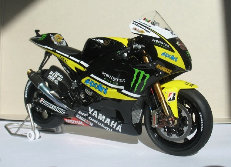 monster tech3 yamaha yzr-m1 2009 colin edwards   - Page 4 5811