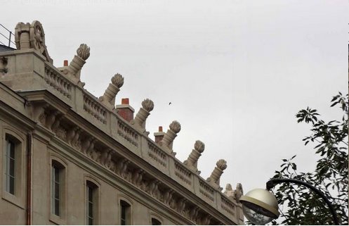 Qui a résidé dans ce batiment et que s'y passait-il . Captu188