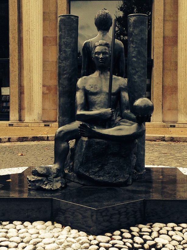 Une statue parisienne . Bbs1do10
